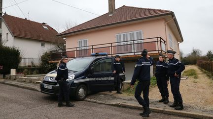 Des gendarmes montent la garde devant le domicile de Jonathann Daval, le 29 janvier 2018, à Gray-la-Ville (Haute-Saône), lors d'une perquisition. (MAXPPP)