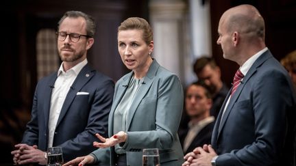 Jakob Ellemann-Jensen, président du Parti libéral du Danemark, Mette Frederiksen, Première ministre du Danemark et présidente des sociaux-démocrates, et Soren Pape Poulasen, président du Parti populaire conservateur, au débat&nbsp;pour les élections législatives danoises,&nbsp;le 16 octobre 2022.&nbsp; (MADS CLAUS RASMUSSEN / RITZAU SCANPIX / MAXPPP)