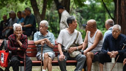 Des personnes âgées dans un parc de Fuyang, en Chine, en septembre 2024. (STR / AFP)