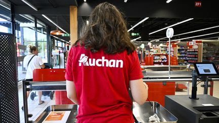 Une caissière dans un magasin Auchan à Hyères, Var, le 22 juillet 2024. (MAGALI COHEN / HANS LUCAS / AFP)