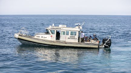 Un navire de la garde nationale tunisienne, le 11 août 2023, au large de Sfax (Tunisie), lors d'une opération de lutte contre l'immigration clandestine. (YASSINE GAIDI / ANADOLU AGENCY / AFP)