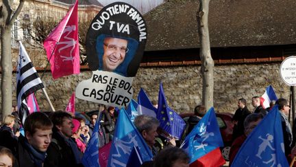 Une pancarte dans le cort&egrave;ge de la Manif pour tous, &agrave; Paris, le 2 f&eacute;vrier 2014. Le collectif entend d&eacute;sormais s'attaquer &agrave; la fiscalit&eacute; des familles. (CITIZENSIDE / GERARD POUSSET / AFP)