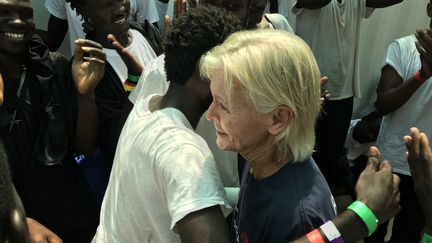 Les retrouvailles entre l'infirmière américaine Mary Jo et le réfugié soudanais Omar, réunis à bord de l'"Ocean Viking", navire de Médecins sans frontières et de SOS Méditerranée le 23 août 2019. (ANNE CHAON / AFP)