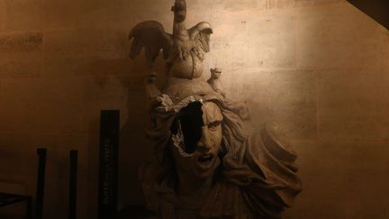 Une statue de Marianne brisée après l'intrusion de manifestants à l'intérieur de l'Arc de triomphe, en marge d'un rassemblement des "gilets jaunes", le 1er décembre 2018, à Paris. (ELYXANDRO CEGARRA / ANADOLU AGENCY)