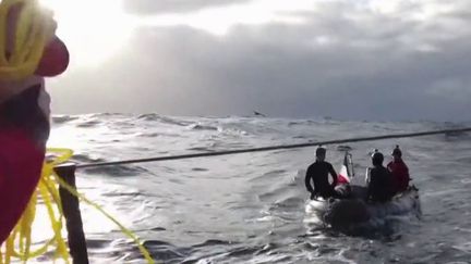 Vendée Globe : le transfert spectaculaire de Kevin Escoffier