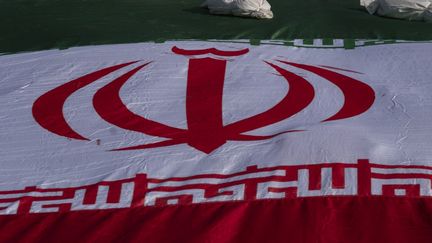 Le drapeau de la République islamique d'Iran étendu dans sa capitale, Téhéran, le 18 novembre 2023. (MORTEZA NIKOUBAZL / NURPHOTO VIA AFP)