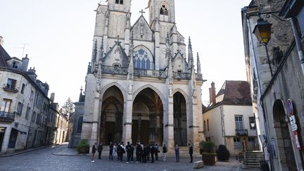 L'église gothique bourguignonne La Collégiale Notre-Dame (du XIIIe siècle) à Semur-en-Auxois le 15 septembre 2023. (LUDOVIC MARIN / AFP)