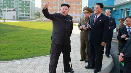 Appuy&eacute; sur une canne, le leader nord-cor&eacute;en Kim Jong-Un a refait surface dans des photos diffus&eacute;es le 14 octobre 2014,&nbsp;apr&egrave;s une absence inexpliqu&eacute;e de plus d'un mois qui a aliment&eacute; les conjectures les plus fantaisistes sur son &eacute;tat de sant&eacute;.&nbsp; (RODONG SINMUN / AFP)