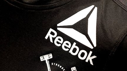 Le logo de la marque Reebok sur un tee-shirt. (MATTHIAS SCHRADER / AP)