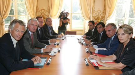 Michèle Alliot-Marie (1ère à doite), alors ministre de la Défense,&nbsp;Dominique de Villepin (1er à gauche), alors ministre de l'Intérieur, et Michèl Barnier (2e à gauche), alors ministre des Affaires étrangères, à l'Hôtel de Matignon, à Paris, le 5 septembre 2004. (JACK GUEZ / AFP)