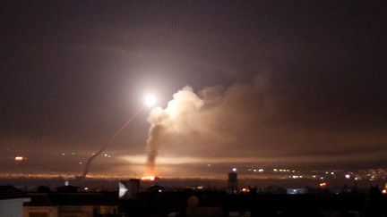 Après un tir de missile en périphérie de&nbsp;Damas (Syrie), le 10 mai 2018. (OMAR SANADIKI / Reuters)