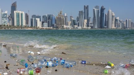 Pollution plastique sur la plage et ligne de gratte-ciels à Doha. (Illustration) (SIEGFRIED LAYDA / THE IMAGE BANK RF)