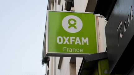 Le logo de l'ONG Oxfam à Paris, le 12 décembre 2023. (MAGALI COHEN / HANS LUCAS / AFP)