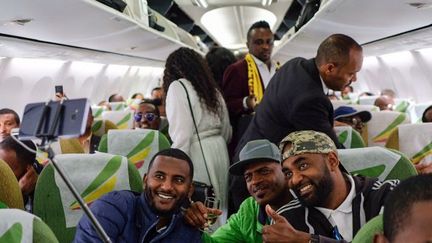 Selfie à bord du premier vol commercial depuis vingt ans entre l'Ethiopie et l'Erythrée qui s'est posé à Asmara en provenance d'Addis Abeba, le 18 juillet 2018. (Maheder HAILESELASSIE TADESE / AFP)