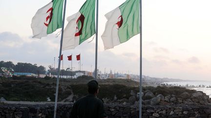 Un soldat du côté algérien de la frontière algéro-marocaine, près de Tlemcen, à un poste frontière de la région de Marsat Ben M'Hidi, le 14 juillet 2011. (FAROUK BATICHE / AFP)