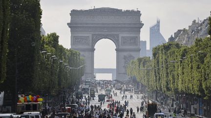 A Paris, la célèbre avenue des Champs-Elysées a retrouvé sa fréquentation d'avant le Covid-19. (LUDOVIC MARIN / AFP)