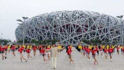 La star du kung fu Jackie Chan tourne un clip pour les JO de Londres devant le Nid d'Oiseau (27 juin 2012). (Zhao lei bj/Imaginechina/AFP)