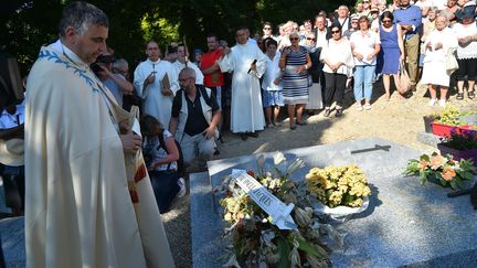 L'archevêque de Rouen, Dominique Lebrun, se recueille le 15 août 2016 devant la tombe du père Jacques Hamel, tué lors d'une attaque terroriste dans son église. (JEAN-FRANCOIS MONIER / AFP)