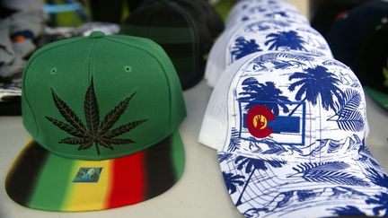 Des casquettes exposées sur le stand d'un vendeur à Denver, le 20 avril 2017. (JASON CONNOLLY / AFP)