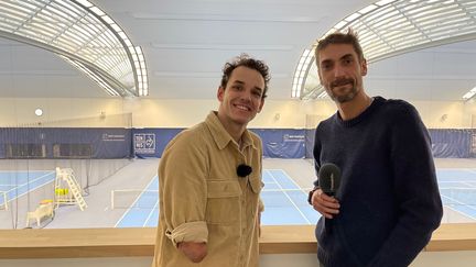 Nicolas Escudé, DTN de tennis, accueille Théo Curin au centre national de formation, près de Roland Garros. (FABRICE RIGOBERT / FRANCEINFO)