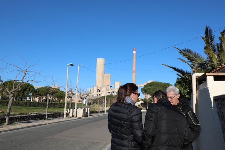 Trois habitants de la cité des mouettes, à Port-la-Nouvelle (Aude) discutent de la pollution créée par&nbsp;la cimenterie voisine, le 13 février 2019. (CAMILLE ADAOUST / FRANCEINFO)