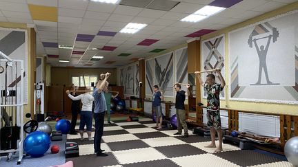 Des soldats participent à une séance d'activité physique, le 1er septembre 2023 dans la région de Kharkiv (Ukraine). (FABIEN MAGNENOU / FRANCEINFO)