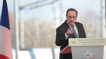 Le président François Hollande inaugure la ligne à grande vitesse Tours-Bordeaux à&nbsp;Villognon (Charente), le 28 février 2017. (MAXPPP)