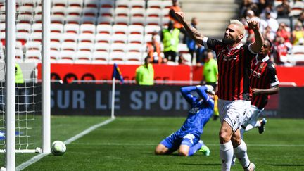 Andy Delort a inscrit un doublé capital pour Nice face à Lorient (2-1), dimanche après-midi. (CLEMENT MAHOUDEAU / AFP)