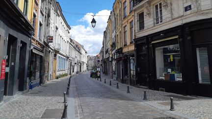 La rue Basse, à Lille (Nord) l'une des principales artères commerçantes où les magasins sont fermés pendant la période de confinement liée à l'épidémie de coronavirus. (STÉPHANE BARBEREAU / FRANCE-BLEU NORD)