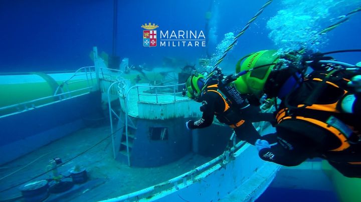 Photo de la marine militaire italienne, en juin 2016, lors des opérations de récupération de l'épave d'un chalutier naufragé le 18 avril 2015 (© MARINE MILITAIRE ITALIENNE)