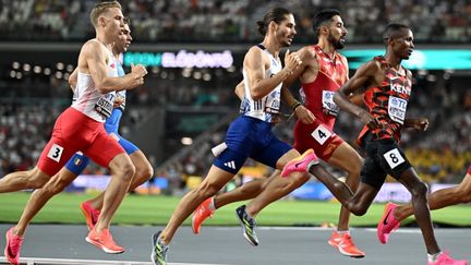 Le Français Gabriel Tual lors de sa demi-finale du 800 m aux Mondiaux de Budapest, le 24 août 2023. (JEWEL SAMAD / AFP)