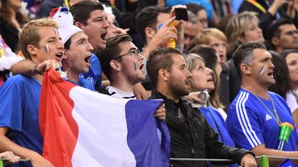 Des supporters français lors du match de handball France-Argentine, aux Jeux olympiques de Rio, le 11 août 2016. (ROBERTO SCHMIDT / AFP)