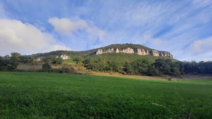 Les chemins dans le plateau du Larzac sont réputés très techniques pour les coureurs (JEROME VAL / RADIO FRANCE)