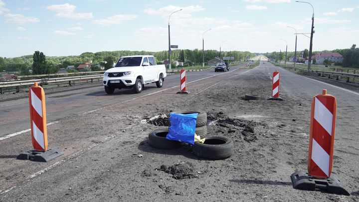 Le pont Antonovsky, ici le 21 juillet 2022, est visé par des frappes ukrainiennes afin de couper la ville de Kherson, occupée par les forces russes, de sa ligne de ravitaillement. (STRINGER / AFP)