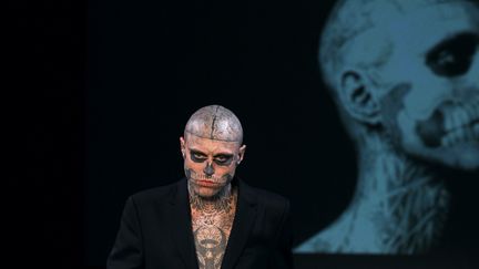 Rick Genest, plus connu sous le nom de Zombie Boy, lors d'un défilé de Thierry Mugler à Paris, le 19 janvier 2011. (FRANCOIS GUILLOT / AFP)