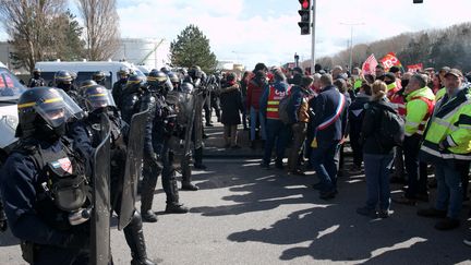 Face-à-face entre CRS et grévistes de la raffinerie de Gonfreville-L'Orcher, en présence d'élus, le 24 mars 2023. (LOU BENOIST / AFP)