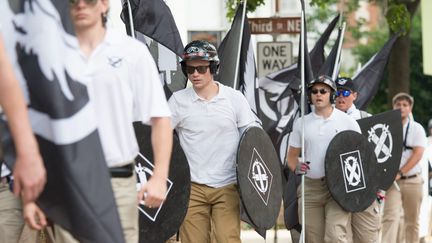 Des militants d'extreme droite armés de boucliers, à Charlottesville (Virginie), le 12 août 2017.&nbsp; (MAXPPP)