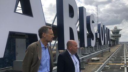 Jacques Arnould et Régis Lacote, sur les terrasses d'Orly. (FREDERIC BENIADA / RADIO FRANCE)