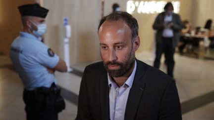 Arthur Denouveaux, président de l'association de victimes Life for Paris, s'adresse à la presse lors du procès des attentats&nbsp;du 13 novembre&nbsp;2015 au palais de justice de Paris, le 8 septembre 2021. (IAN LANGSDON / EPA)