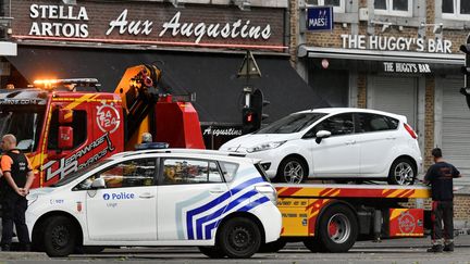 Une voiture est retirée de l'endroit où un homme a tué trois personnes, mardi 29 mai à Liège. (ERIC LALMAND / BELGA)