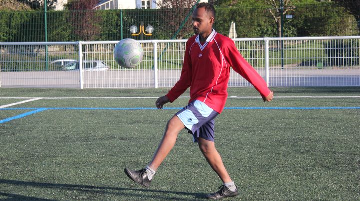 Omar s'&eacute;chauffe avec l'&eacute;quipe de Pouilly-en-Auxois&nbsp;avant le d&eacute;but du match, mercredi 22&nbsp;avril. (CLEMENT PARROT / FRANCETV INFO)