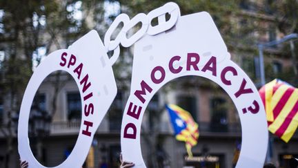 Pancarte lors d'une manifestation à Barcelone (Espagne), après les arrestations de Jordi Cuixart et Jordi Sanchez, le 21 octobre 2017. (XAVIER BONILLA / NURPHOTO)