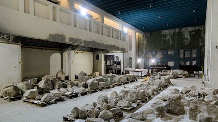 Musée de Mossoul, Irak, le 14 décembre 2021. Des fragments d'antiquités datant de 2500 ans entreposés pour être reconstitués par des Irakiens épaulés par des restaurateurs d'art français (ZAID AL-OBEIDI / AFP)