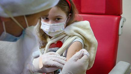 Une fillette se fait vacciner contre le Covid-19 à Pessac (Gironde), le 22 décembre 2021. (MAXPPP)