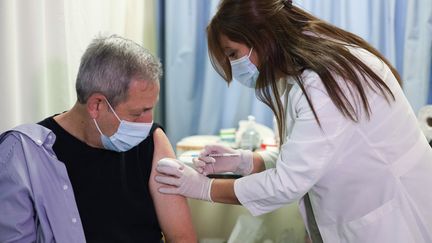 Un homme reçoit le vaccin Pfizer/BioNTech contre le Covid-19, dans un hôpital de Patras&nbsp;(Grèce), le 29 décembre 2020.&nbsp; (MENELAOS MICHALATOS / SOOC / AFP)