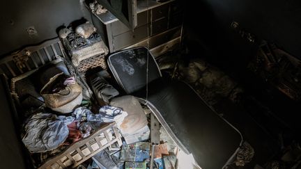 A room in a house burned in the Kibbutz of Kfar Aza on October 11, 2023. (ORI AVIRAM / MIDDLE EAST IMAGES)