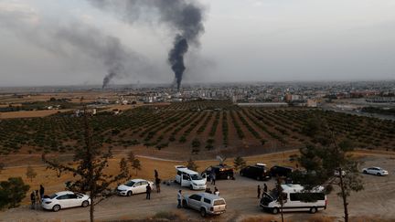 De la fumée s'échappe de Ras Al-Ain (Syrie), à la frontière turque, le 16 octobre 2019. (MURAD SEZER / REUTERS)