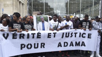 Un an après la mort d'Adama Traoré, sa soeur Assa (troisième à gauche) réclame toujours la justice et dénonce un acharnement des autorités sur sa famille.&nbsp; (DOMINIQUE FAGET / AFP)