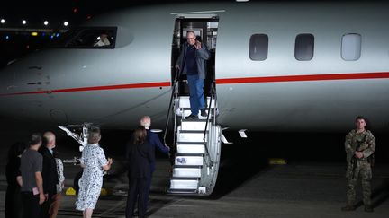 Released prisoner Paul Whelan is greeted by President Joe Biden and Vice President Kamala Harris at Andrews Air Force Base, United States, on the night of August 1-2, 2024. (ANDREW HARNIK / GETTY IMAGES NORTH AMERICA / VIA AFP)