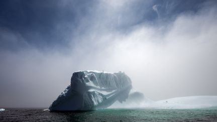 L'eau des icebergs, considérée comme extrêmement pure, devient l'objet d'un commerce juteux.&nbsp; (JOHANNES EISELE / AFP)